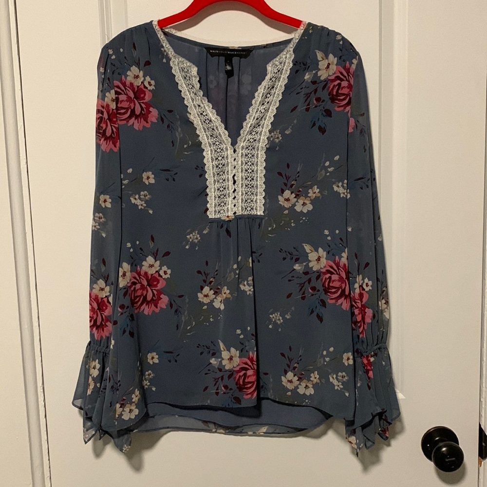 White House Black Market size 4 (small) floral blouse Great condition
